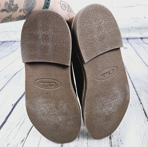 CLARKS | Bushacre II lace-up distressed leather chukka desert boots - Picture 8 of 10